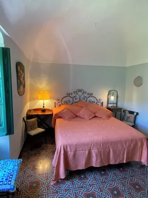 Ligur. Mansion from the 12th century for 2/3 P., in mountain village, 10 km to the sea