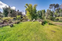 Rainforest Retreat w/ Hot Tub: Mins to Nat'l Park! - Boutique
