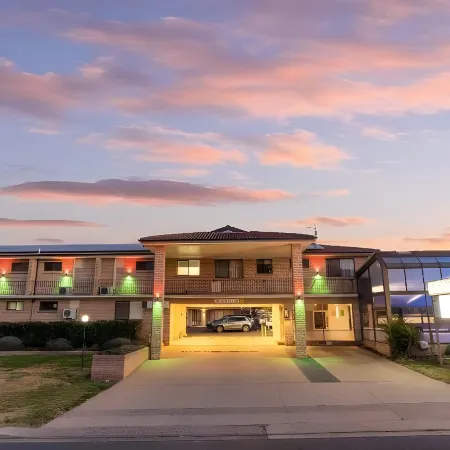 West End Motor Lodge Отели в г. Ориндж