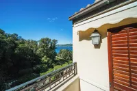 Sunce Palace Apartments with Free Offsite Parking - Kitchen