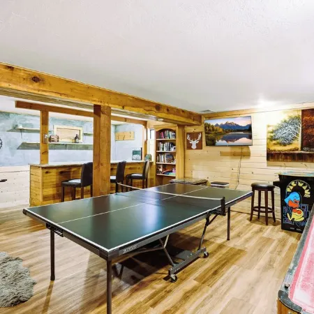 A Real Log Cabin in the Pines with a Huge Game Room and a Jacuzzi Tub! Отели в г. Пайн
