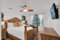 Waterfront With Pool Spa Tiki Bar and 1 Mile to Beach - Jacuzzi