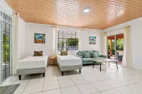 2BR Moorea Retreat With Private Canal BBQ - balcón