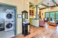 5 Mi to Old Town Bluffton: Cottage w/ Patio - parking