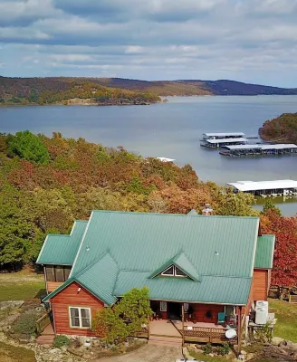 Lakeside Luxury, Gated, Firepit, Dock, Kayaks & Paddleboards - 4-Star