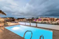 Soy Local Insignia - Rooftop Pools