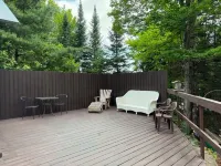 2 bedroom private custom built home with loft. - Homestays