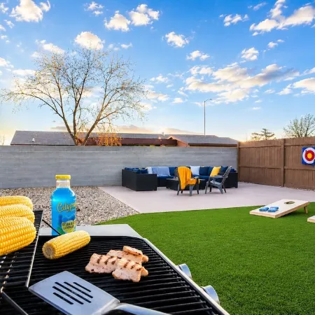 Big House w Custom Murals/2 Kings/Fun Backyard w Games/Grill/Dogs OK/Boat Parkin