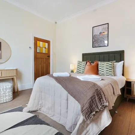Elegant 4BR Houghton St Sleeps 7 by Stay With Us