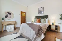 Elegant 4BR Houghton St Sleeps 7 by Stay With Us - 3-Star