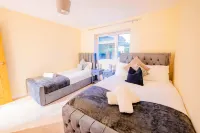 3Br Bungalow with Free Parking, Garden & Fast WiFi - 2성급