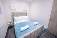 Modern 2BR Flat Steps from Cardiff Pubs & Town - Condos