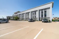 希爾頓歡朋酒店-西布盧明頓 - 停車場