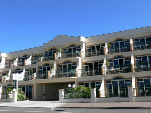 Beachfront Motel - parking