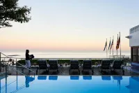 Twelve Apostles Hotel & Spa - Infinity Pools