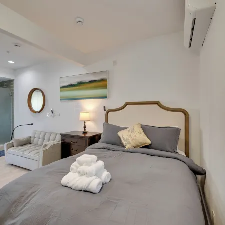 4 Mi to Old Pasadena: Walkable Studio