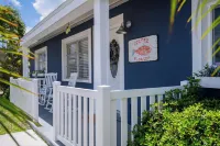 Canal-front Gem w/ Dock & Guest Home in Cortez! - Wifi