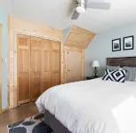 Bright w/ High Ceilings & Deck - 2 Blocks from Elk in Quiet Corner of Town w/EV! - 3 tähden