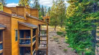 Northstar Pines by Avantstay Pine-view Deck Shared Pool + Spa Steps to Northstar Shuttle - واي فاي
