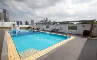 YMCA @ One Orchard - 屋上プール