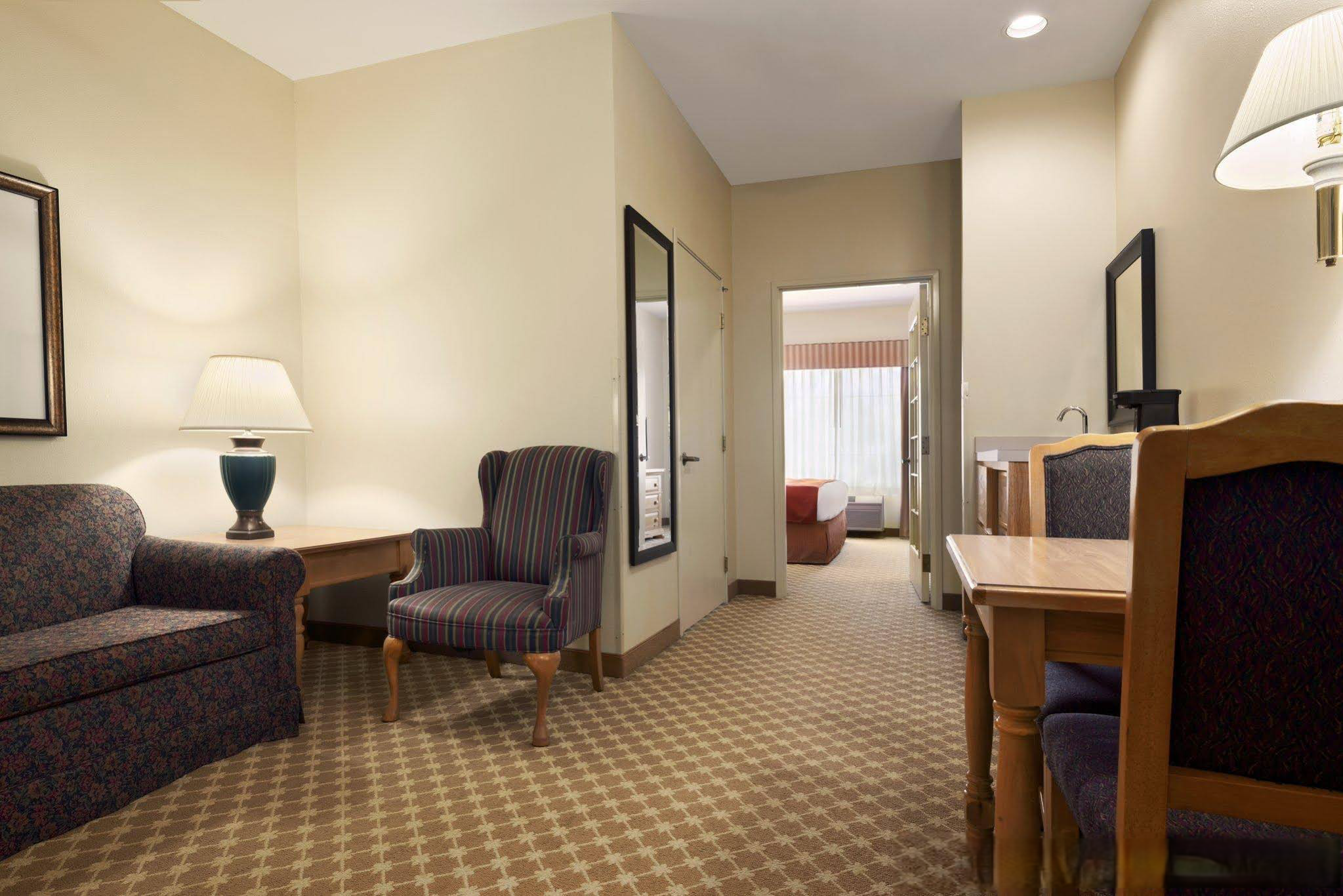 Country Inn & Suites by Radisson, Clinton, IA