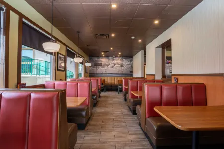 Sandman Hotel Vernon Отели рядом с достопримечательностью «Alexis Park»