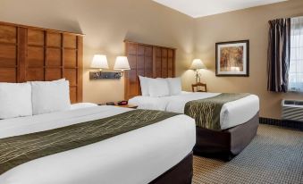 a hotel room with two beds , one on the left side and the other on the right side of the room at Comfort Inn & Suites Chillicothe