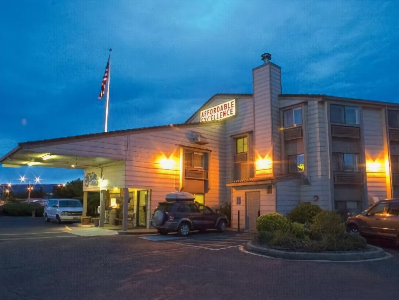 Red Roof Inn & Suites Medford - Airport