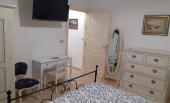 Conca Air-Conditioned Two-Room Apartment - Wi-fi in the Villa in Complete Relaxa