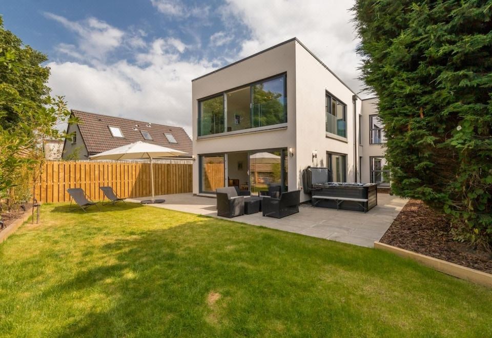 Luxury Ravensheugh Gardens Retreat over-Looking Golf Historic Golf Links - Housity