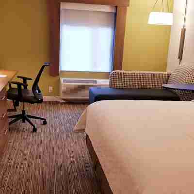 Holiday Inn Express & Suites Surrey Rooms