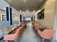 Holiday Inn Express & Suites FT. SMITH - AIRPORT by IHG - Breakfast