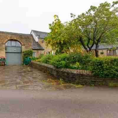 Charming 3-Bed House in Halifax w/ Private Garden Hotel Exterior
