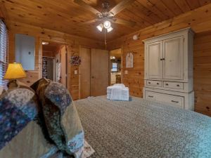 Autumns Hollow - Adorable Rustic Log Cabin Lake View Pet Friendly