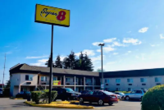 Super 8 by Wyndham Lynnwood のホテル