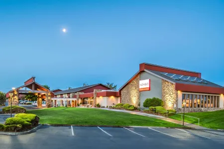 Red Lion Hotel Kennewick Columbia Center Отели в г. Кенневик