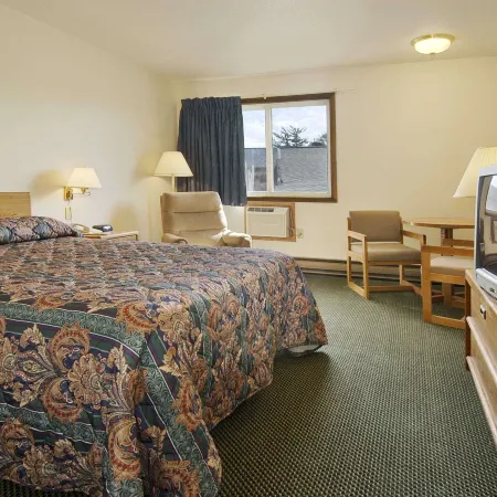 Super 8 by Wyndham Iron Mountain