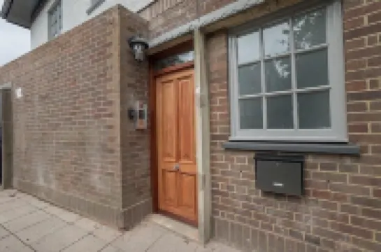 The Queens Arms Apartments Hotels in 