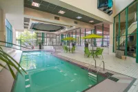 Rosedale on Robson Suite Hotel - piscina