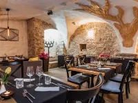 Meriton Old Town Garden Hotel Hotels near Tornide Park