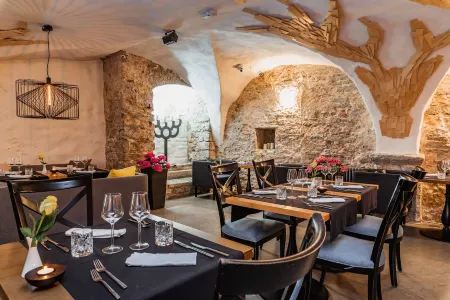 Meriton Old Town Garden Hotel Отели рядом с достопримечательностью «No Exit»