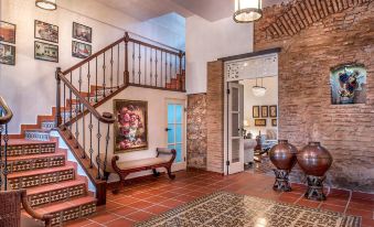 Colonial 154 H Boutique