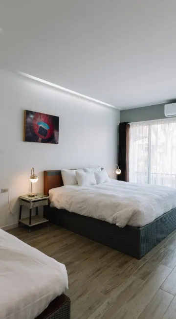 ห้องดีลักซ์ เตียงใหญ่ 1 เตียง+เตียงเล็ก 1 เตียง