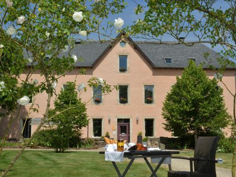 HÔTEL LA FERME DE BOURRAN - RODEZ (parking gratuit, écoresponsable, soirée étape, bornes électriques)