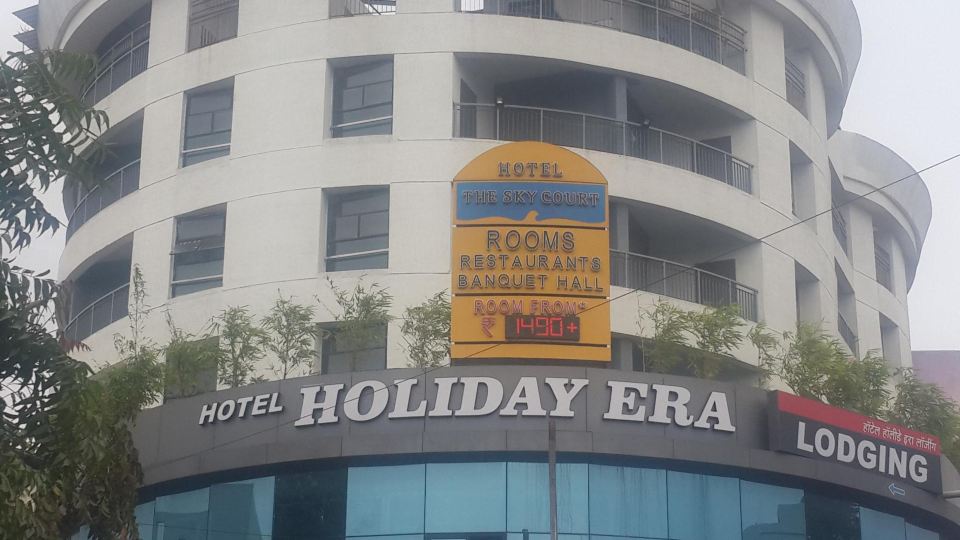 Hotel Holiday Era Opposite Railway Station