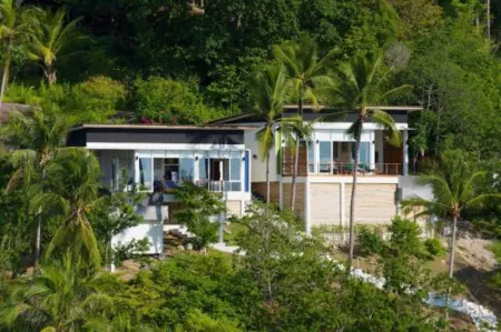 Overthemoon Luxury Pool Villas Отели рядом с достопримечательностью «Lomprayah Pier»