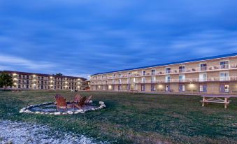 Days Inn & Suites by Wyndham St. Ignace Lakefront