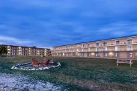 Days Inn & Suites by Wyndham St. Ignace Lakefront Hotel di St. Ignace Township