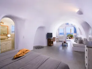 Pezoules of Oia