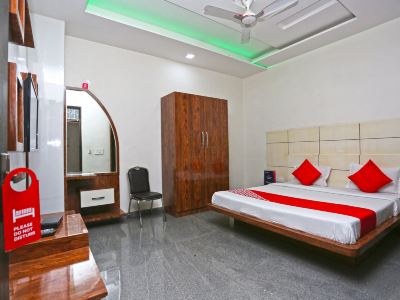 OYO 15673 Hotel Lotus Inn